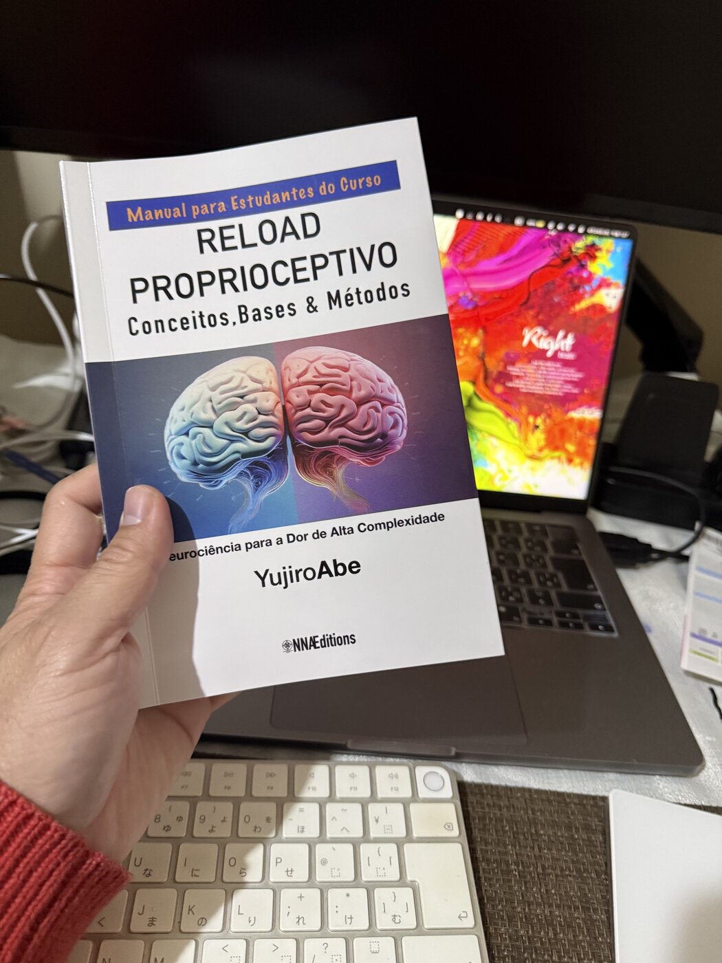 Livro Reload Proprioceptivo em mãos